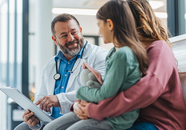 Mãe e filha numa visita ao Médico