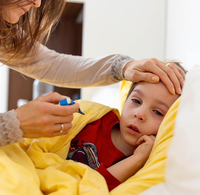 Mãe vê a febre de criança doente